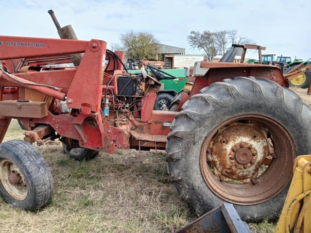 Image of International Harvester 674 equipment image 2