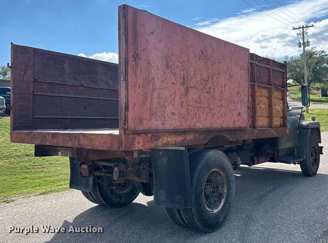 Image of International Loadstar 1600 equipment image 4