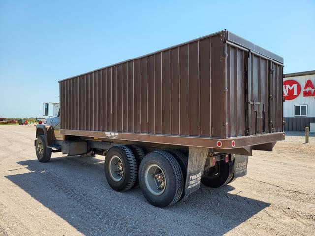 Image of International Loadstar 1800 equipment image 3