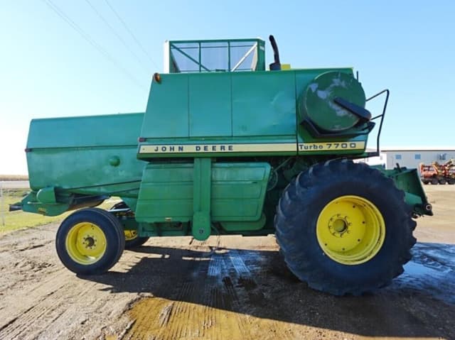Image of John Deere 7700 equipment image 2
