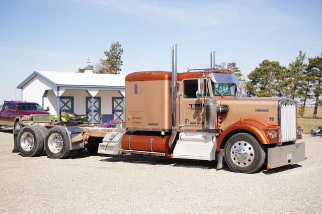 Image of Kenworth W900 equipment image 2