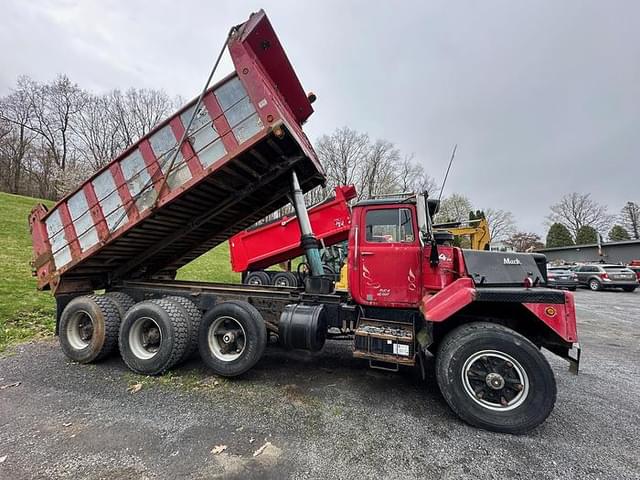 Image of Mack DM685 equipment image 1