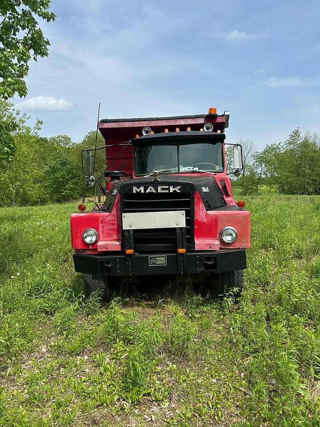 Image of Mack DM685 equipment image 1