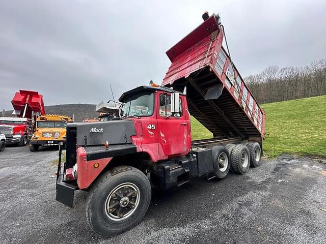 Image of Mack DM685 equipment image 2