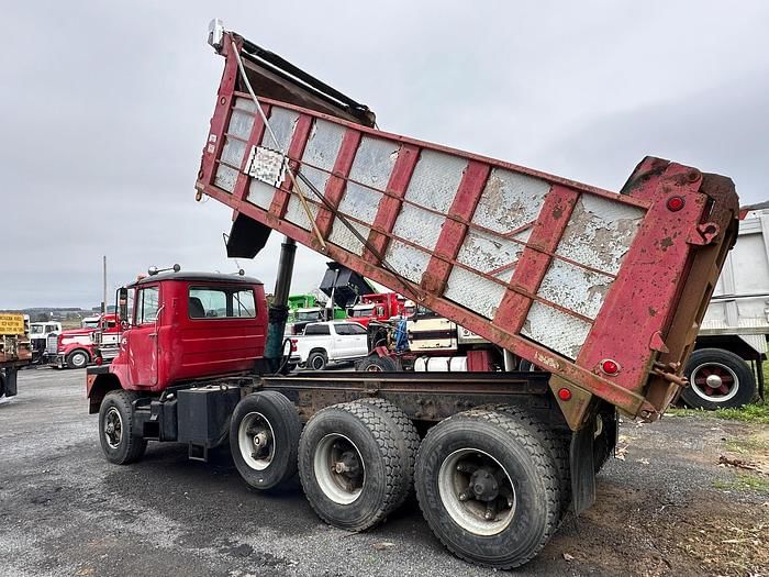 1977 Mack DM685 Equipment Image0