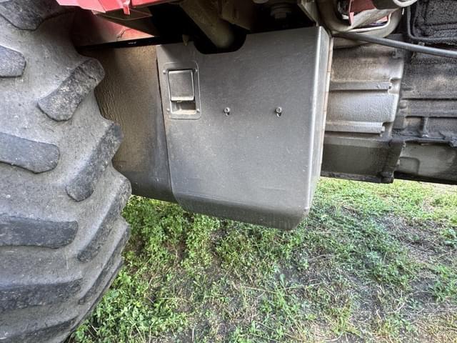 Image of Massey Ferguson 1135 equipment image 2