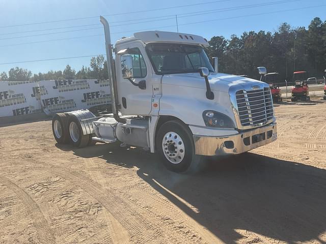 Image of Freightliner Cascadia equipment image 2