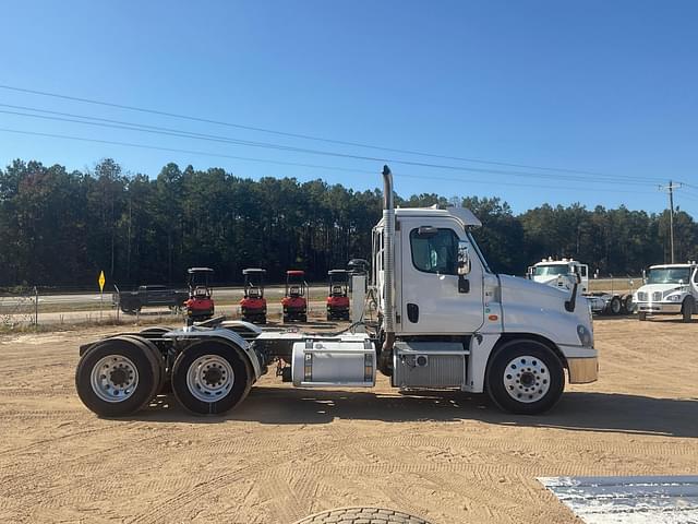 Image of Freightliner Cascadia equipment image 3