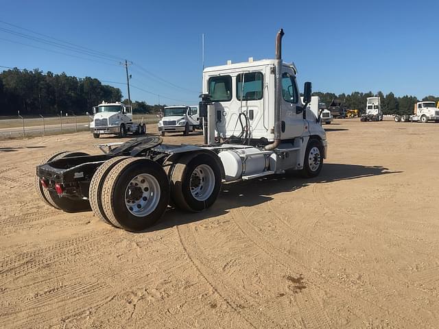 Image of Freightliner Cascadia equipment image 4