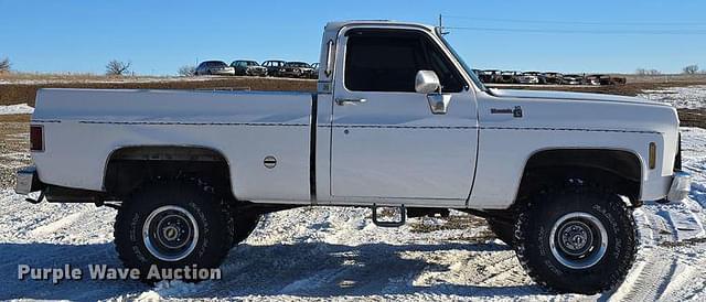 Image of Chevrolet Silverado K10 equipment image 3