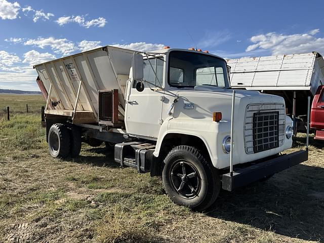 Image of Ford F-700 equipment image 3