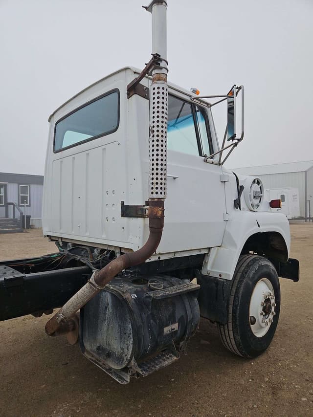 Image of Ford 8000 equipment image 4