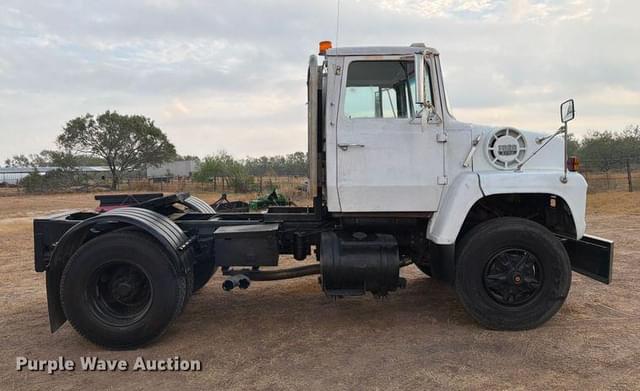 Image of Ford 8000 equipment image 4