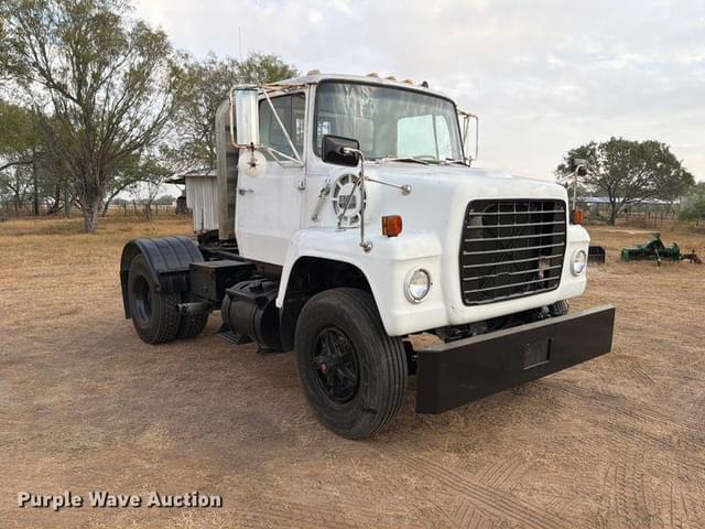 Image of Ford 8000 equipment image 3