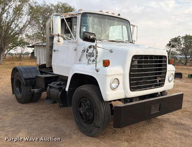 Image of Ford 8000 equipment image 2