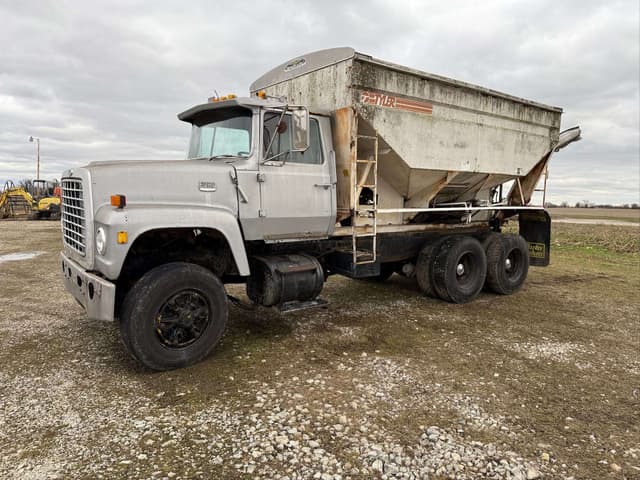 Image of Ford 9000 equipment image 2