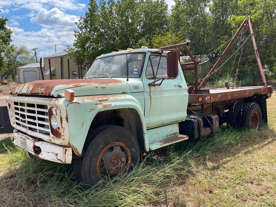 Image of Ford F-600 Primary image