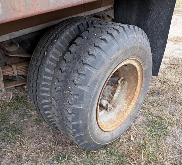 Image of Ford F-700 equipment image 2