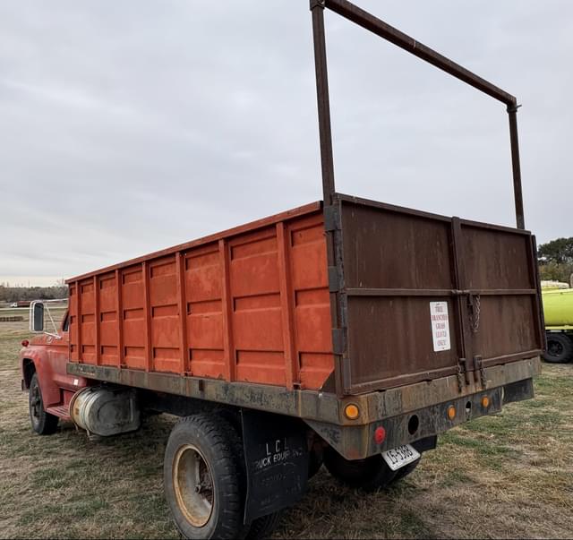 Image of Ford F-700 equipment image 3