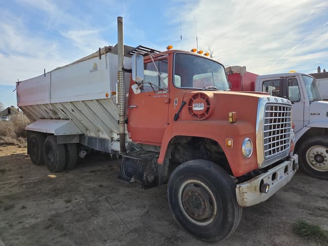 Image of Ford L8000 equipment image 1