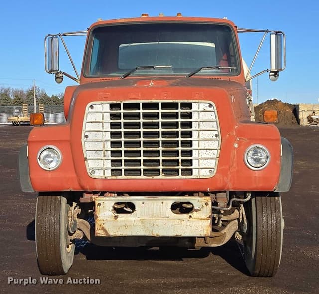 Image of Ford LT8000 equipment image 1