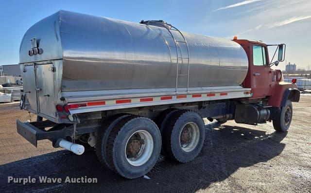 Image of Ford LT8000 equipment image 4