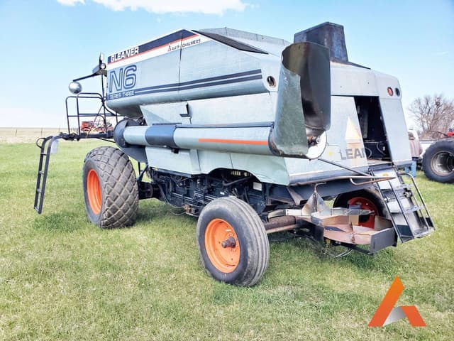 Image of Gleaner N6 equipment image 2