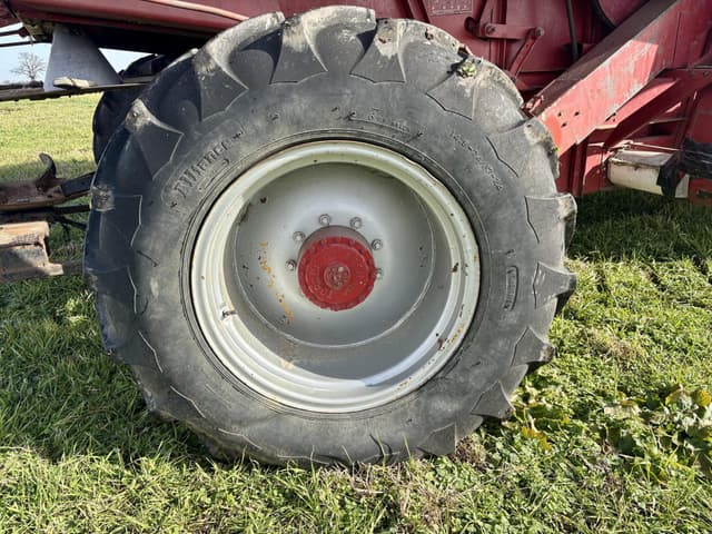 Image of International Harvester 1440 equipment image 4