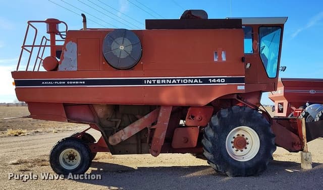 Image of International Harvester 1440 equipment image 3