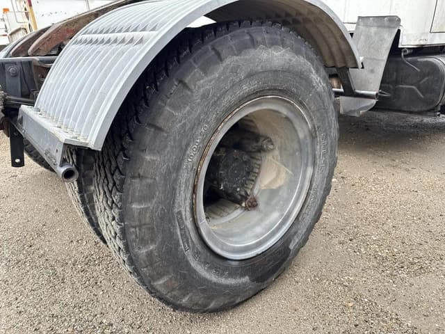 Image of International Loadstar 1700 equipment image 3