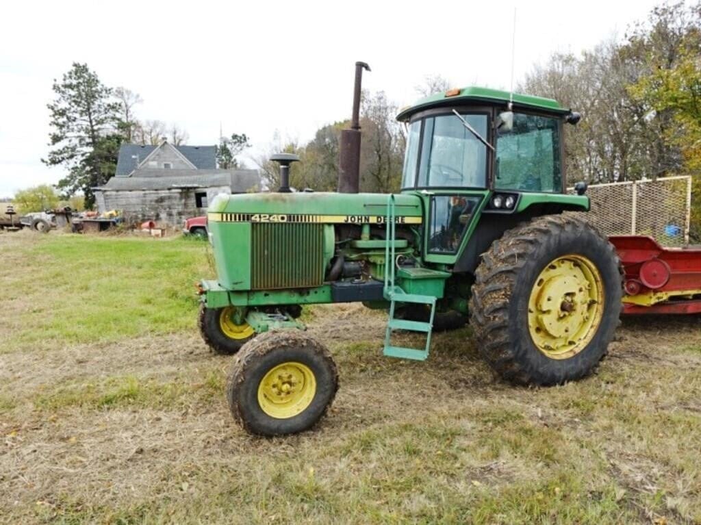 1978 John Deere 4240 Equipment Image0