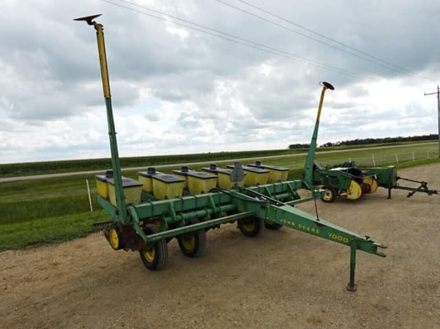 Image of John Deere 7000 equipment image 1