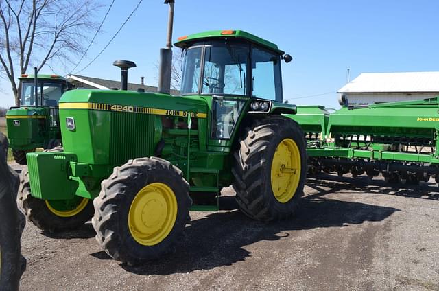 Image of John Deere 4240 equipment image 1