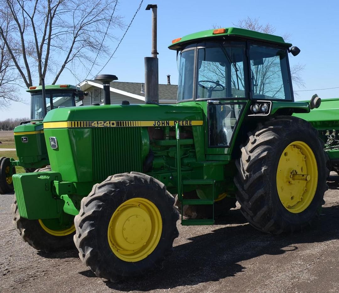 Image of John Deere 4240 Primary image