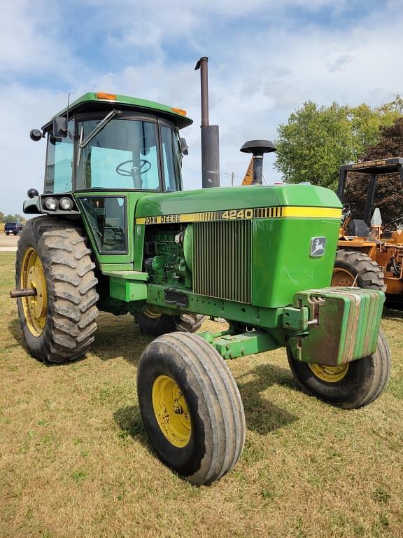 Image of John Deere 4240 equipment image 1