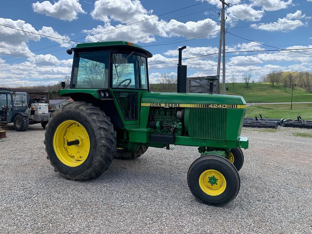 Image of John Deere 4240 Primary image