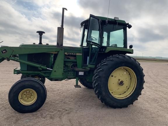 Image of John Deere 4240 equipment image 1