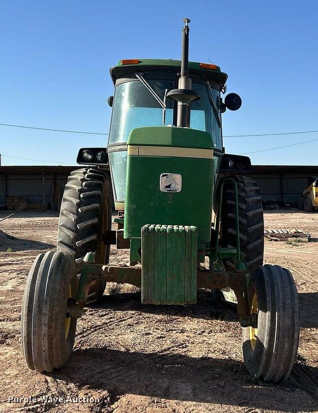 Image of John Deere 4240 equipment image 1