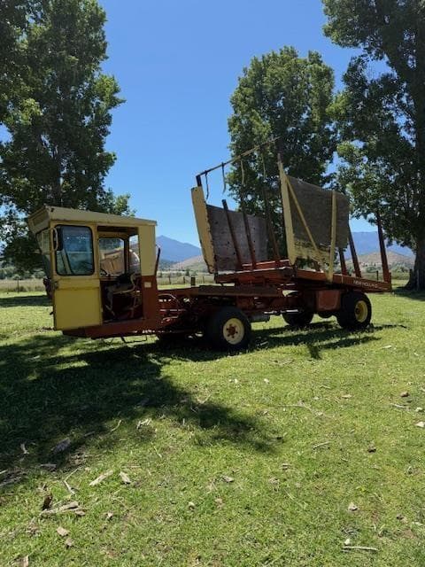 Image of New Holland 1048 equipment image 3