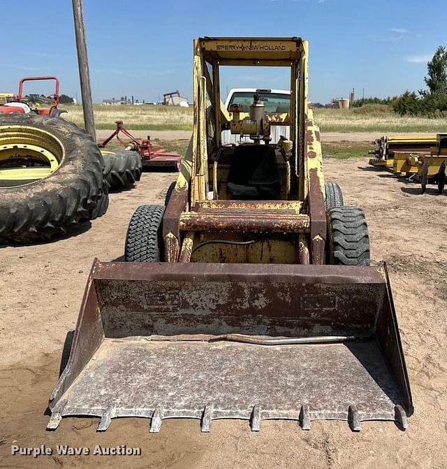 Image of New Holland L775 equipment image 1