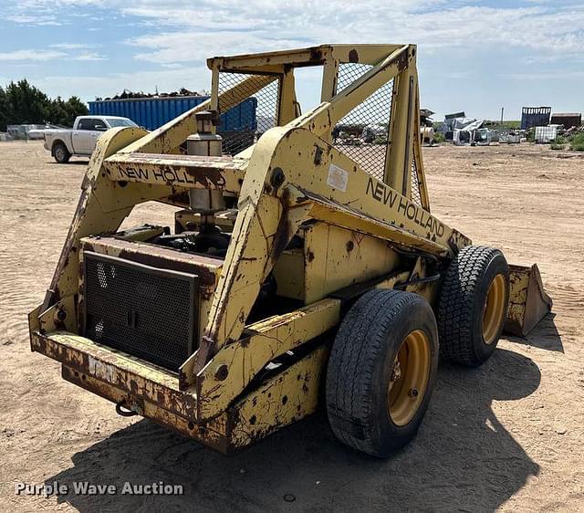 Image of New Holland L775 equipment image 4