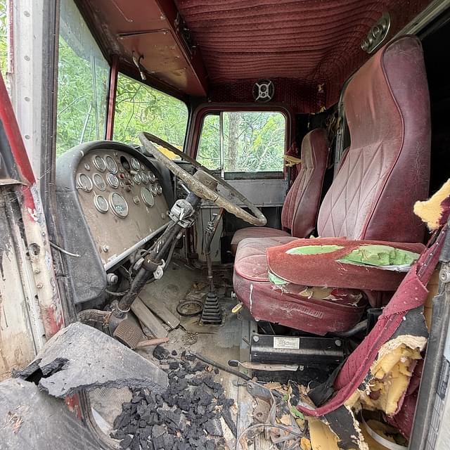 Image of Peterbilt 359 equipment image 2