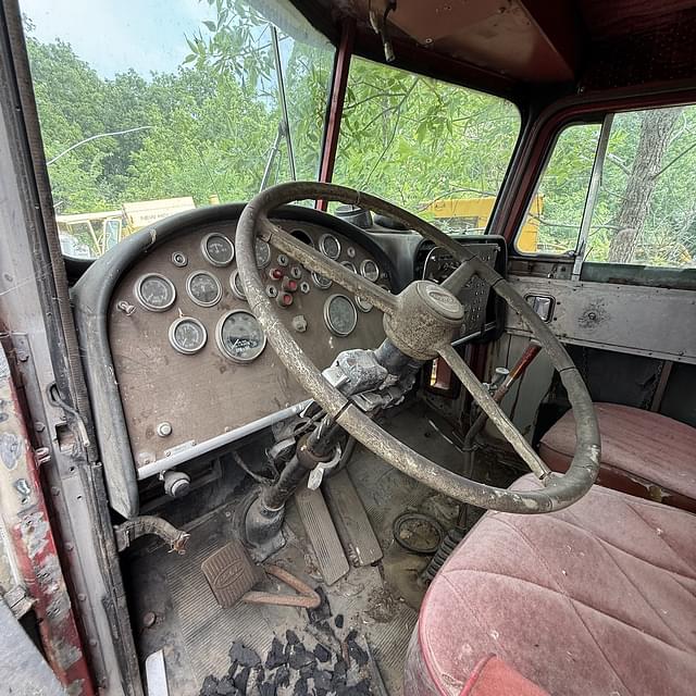 Image of Peterbilt 359 equipment image 3