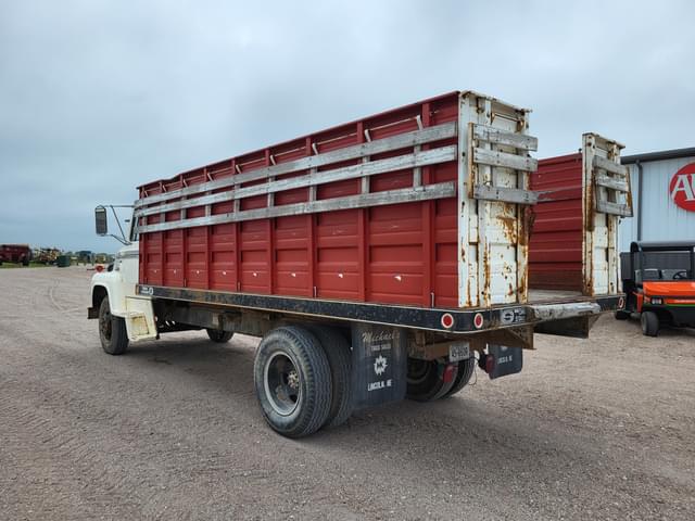 Image of Ford 700 equipment image 3