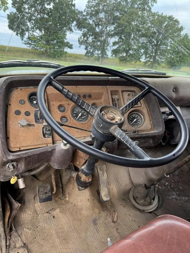 Image of Ford F-8000 equipment image 4