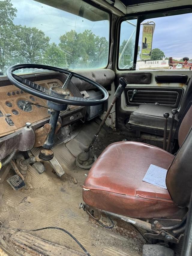 Image of Ford F-8000 equipment image 3