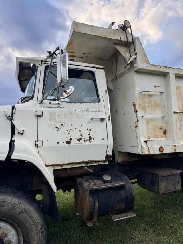 Image of Ford F-8000 equipment image 2
