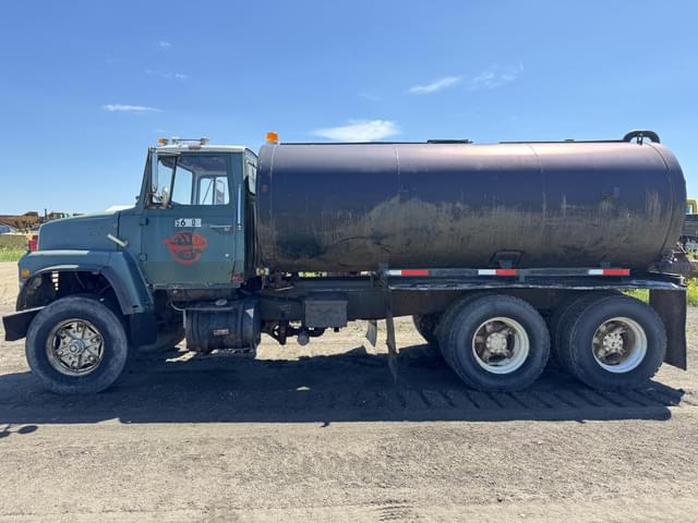 Image of Ford 8000 equipment image 3