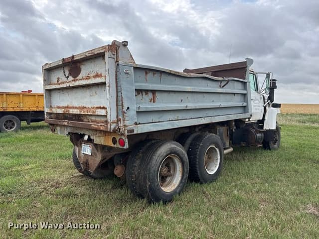 Image of Ford 8000 equipment image 4