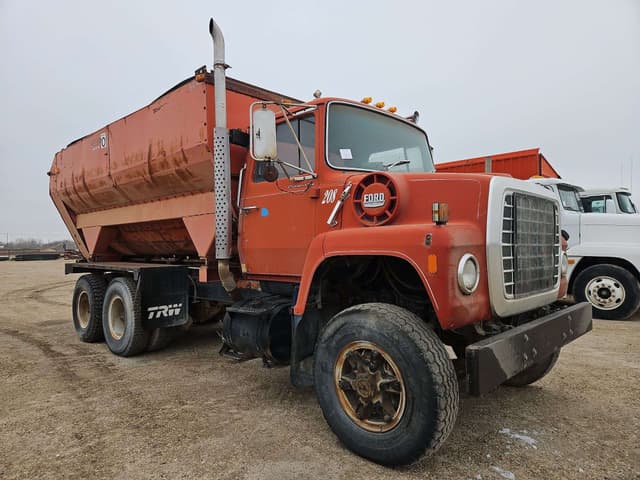Image of Ford 8000 equipment image 3
